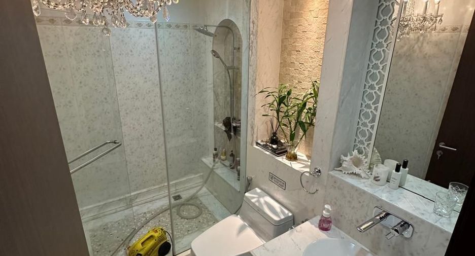 For sale 4 bedrooms condo in Khlong Toei, Bangkok