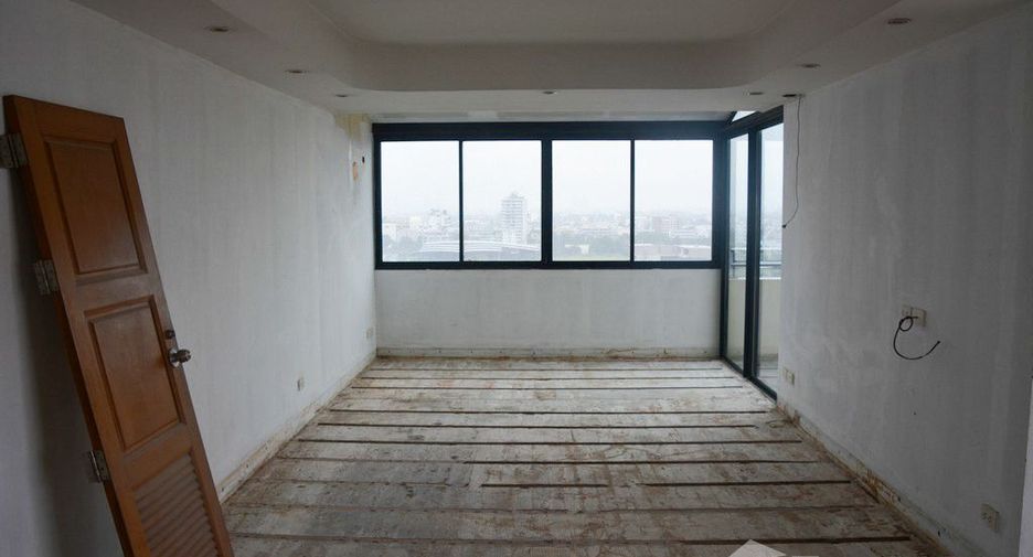 For sale 5 bedrooms condo in Watthana, Bangkok