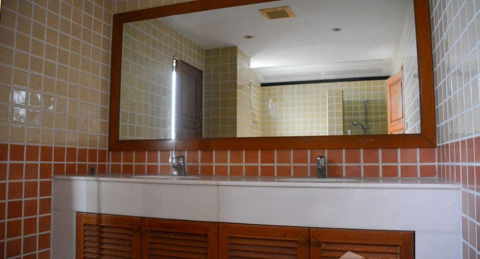 For sale 5 bedrooms condo in Watthana, Bangkok