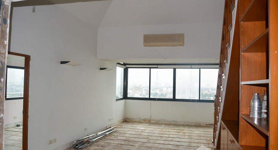For sale 5 bedrooms condo in Watthana, Bangkok