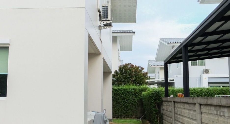 For rent and for sale 4 bedrooms house in Khlong Sam Wa, Bangkok