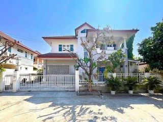 For sale 3 bedrooms house in Bang Kapi, Bangkok