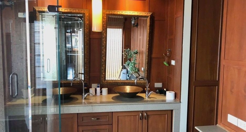 Продажа 4 спальни вилла в Саттахип, Чонбури