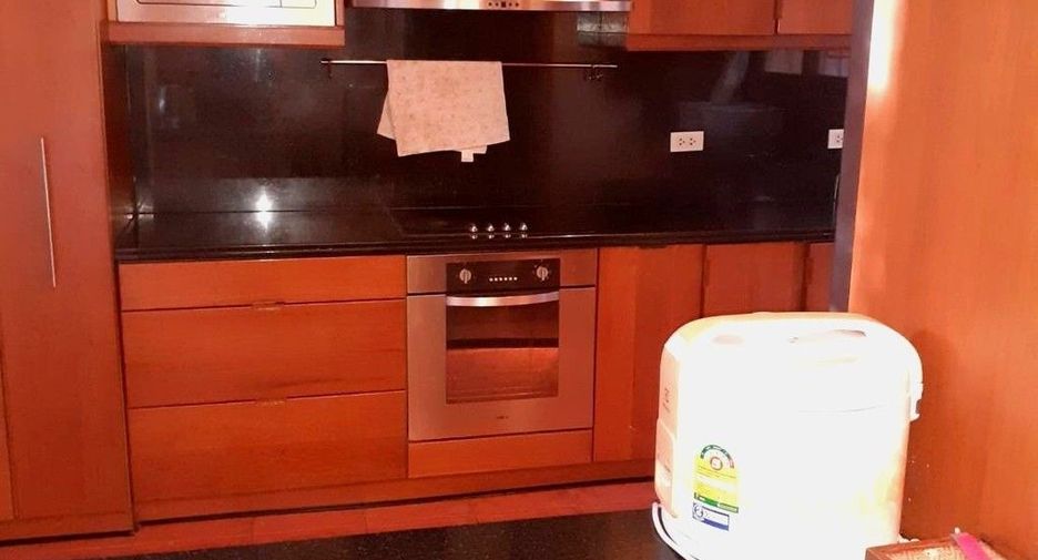 Продажа 4 спальни вилла в Саттахип, Чонбури
