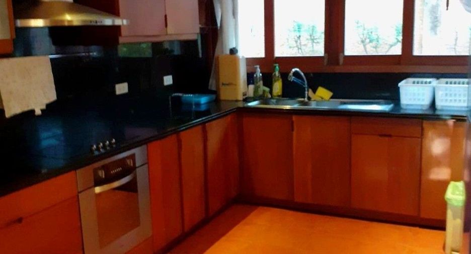 Продажа 4 спальни вилла в Саттахип, Чонбури