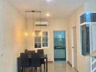 Casa adosada en venta y en alquiler de 3 habitaciones en Prawet, Bangkok