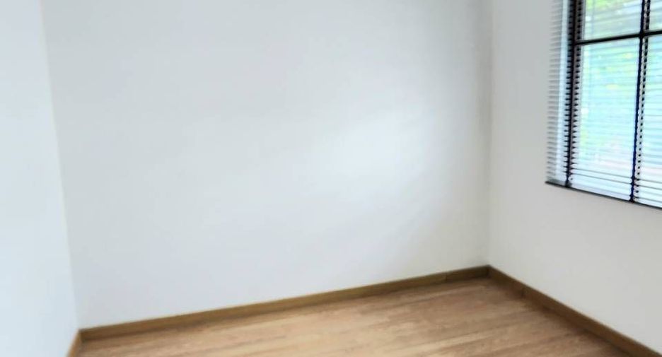 For rent 4 bedrooms townhouse in Lat Phrao, Bangkok