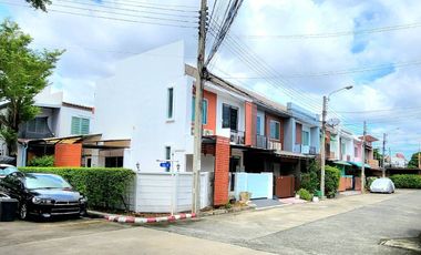 For rent 4 bedrooms townhouse in Lat Phrao, Bangkok