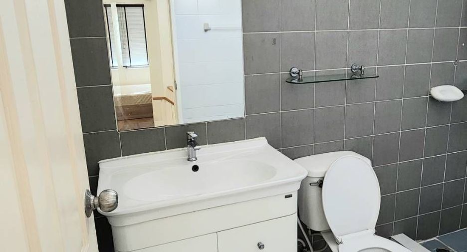 For rent 4 bedrooms townhouse in Lat Phrao, Bangkok