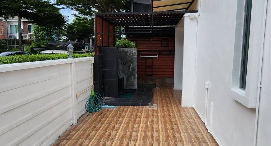 For rent 4 bedrooms townhouse in Lat Phrao, Bangkok