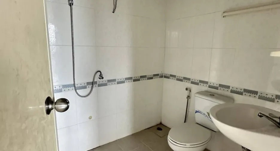 Casa adosada en venta y en alquiler de 4 habitaciones en Bang Lamung, Chonburi