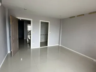 Casa adosada en venta y en alquiler de 4 habitaciones en Bang Lamung, Chonburi