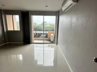 Casa adosada en venta y en alquiler de 4 habitaciones en Bang Lamung, Chonburi