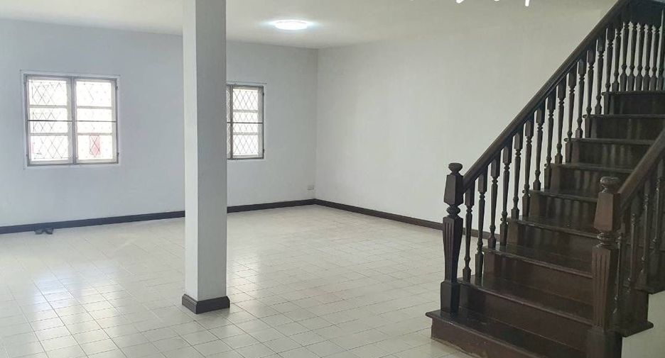 For sale 5 bedrooms townhouse in Phra Khanong, Bangkok