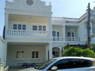 For sale 5 bedrooms townhouse in Phra Khanong, Bangkok