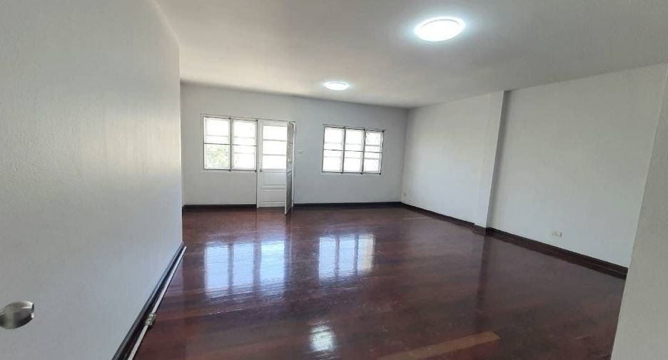 For sale 5 bedrooms townhouse in Phra Khanong, Bangkok