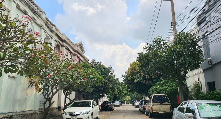 For sale 5 bedrooms townhouse in Phra Khanong, Bangkok