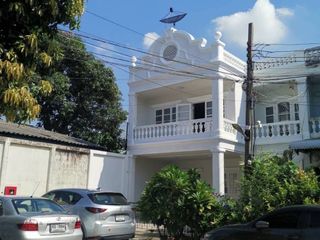 For sale 5 bedrooms townhouse in Phra Khanong, Bangkok