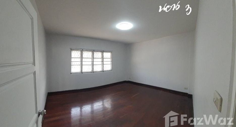 For sale 5 bedrooms townhouse in Phra Khanong, Bangkok