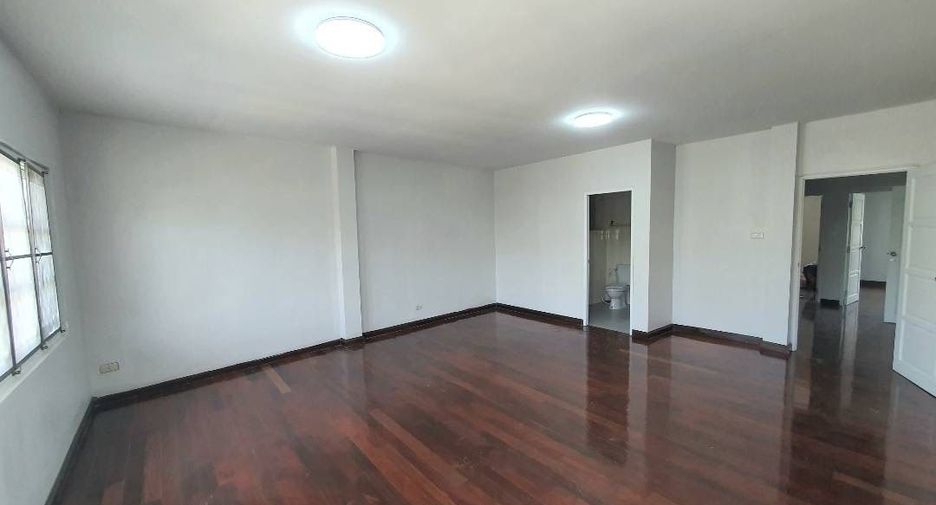 For sale 5 bedrooms townhouse in Phra Khanong, Bangkok