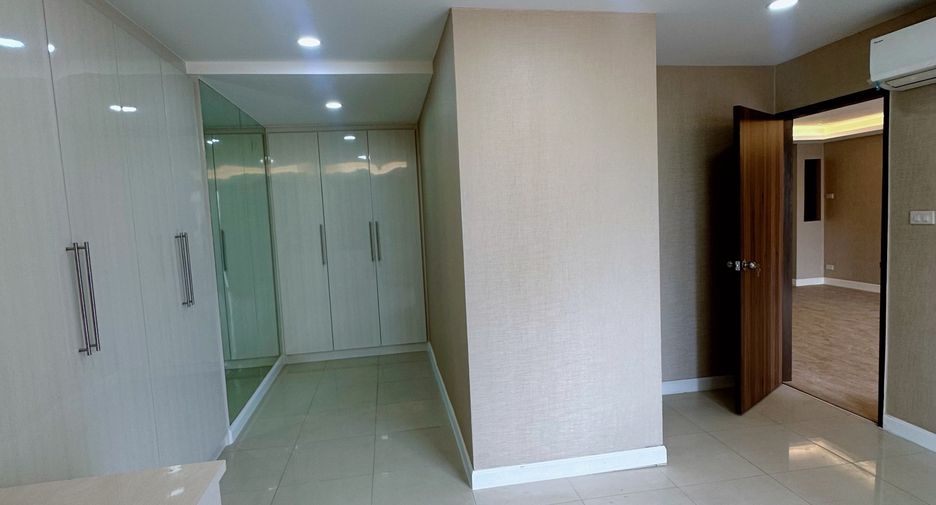 For sale 2 bedrooms condo in Khlong Toei, Bangkok