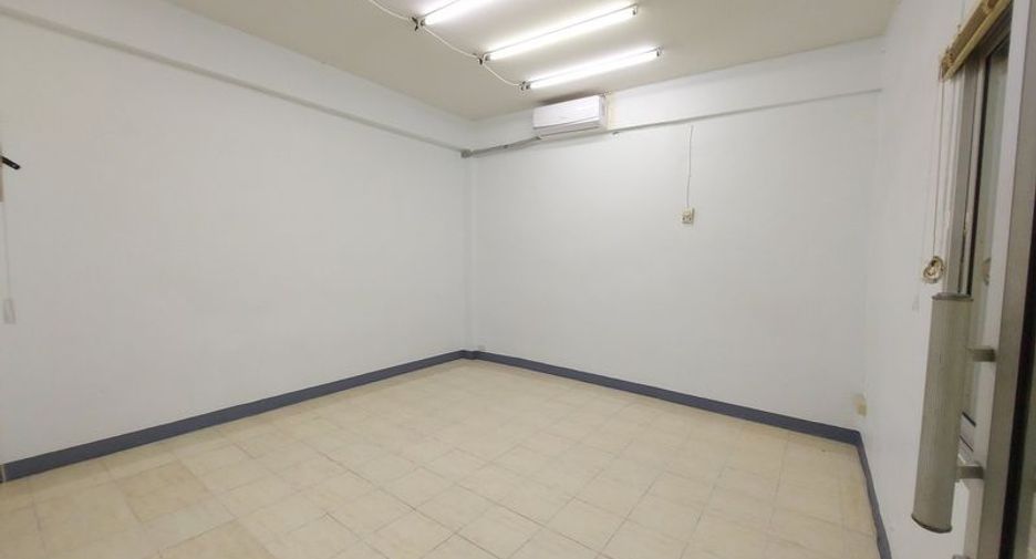 For sale 5 bedrooms townhouse in Lak Si, Bangkok