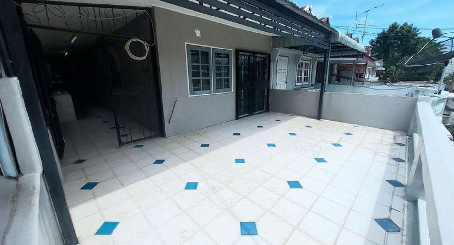 For sale 5 bedrooms townhouse in Lak Si, Bangkok