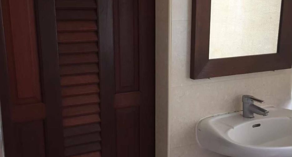 For sale 3 bedrooms townhouse in Khlong Toei, Bangkok