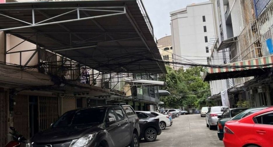 For sale 3 bedrooms townhouse in Khlong Toei, Bangkok