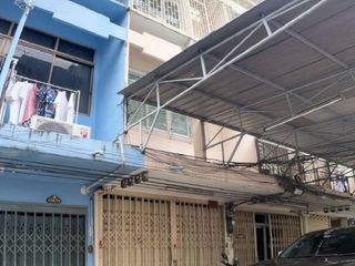 For sale 3 ベッドルーム townhouse in Khlong Toei, Bangkok