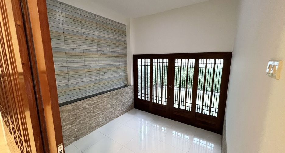 出租 4 卧室 独立屋 在 Ban Bueng, Chon Buri