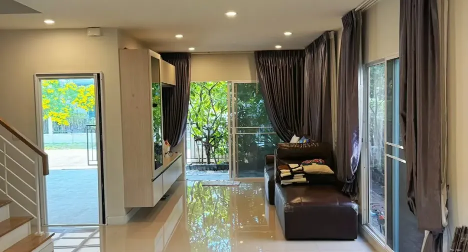 À louer 3 chambres maison de ville à Pak Kret, Nonthaburi