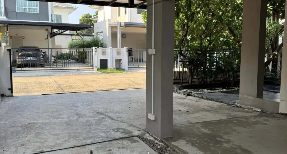 À louer 3 chambres maison de ville à Pak Kret, Nonthaburi