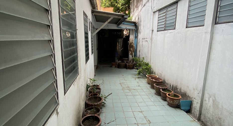 For sale and for rent 3 bedrooms retail Space in Watthana, Bangkok