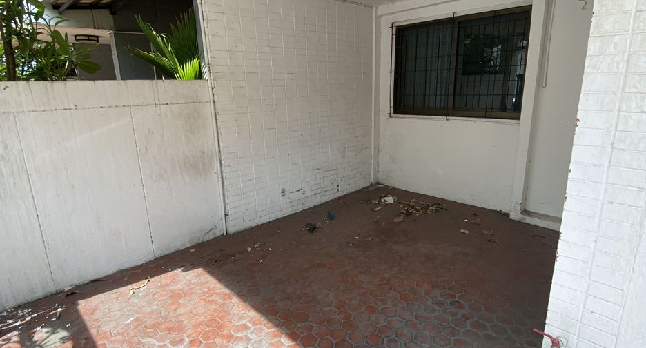 For sale and for rent 3 bedrooms retail Space in Watthana, Bangkok