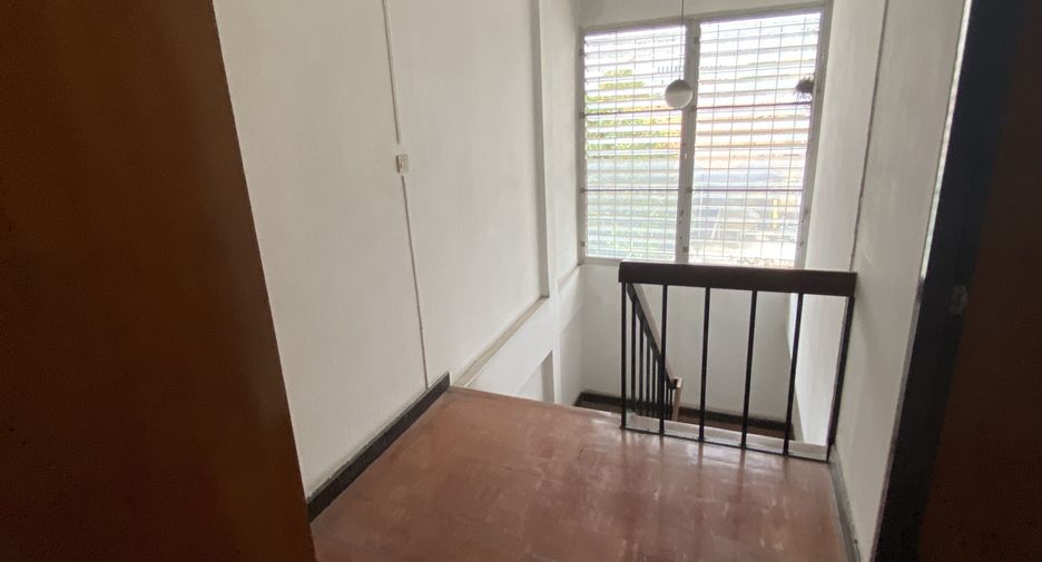 For sale and for rent 3 bedrooms retail Space in Watthana, Bangkok