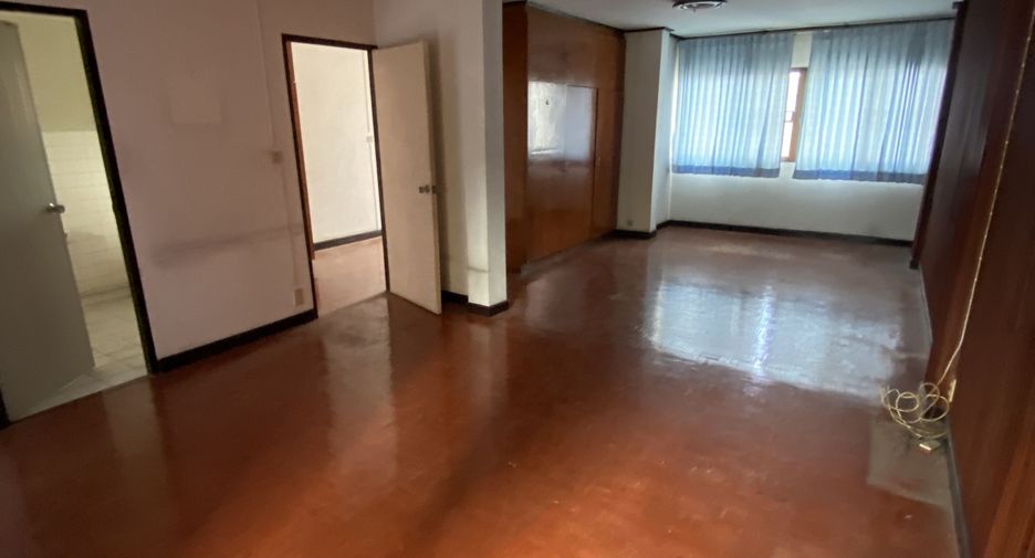 For sale and for rent 3 bedrooms retail Space in Watthana, Bangkok