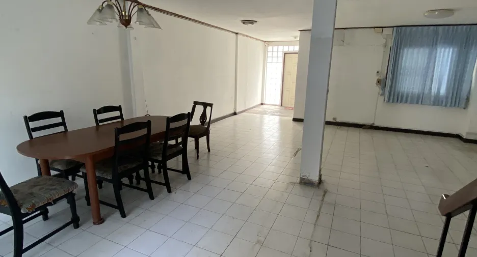For sale and for rent 3 bedrooms retail Space in Watthana, Bangkok