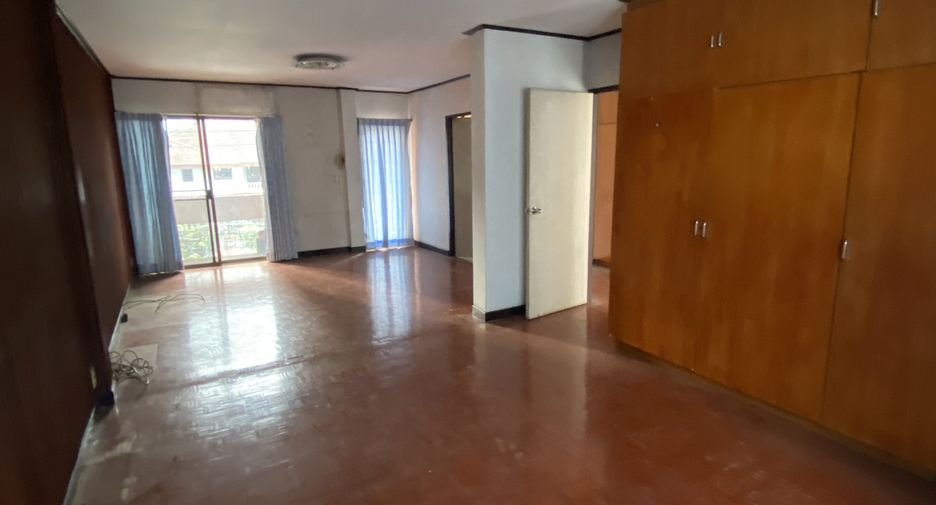 For sale and for rent 3 bedrooms retail Space in Watthana, Bangkok