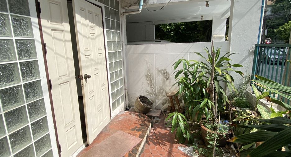 For sale and for rent 3 bedrooms retail Space in Watthana, Bangkok