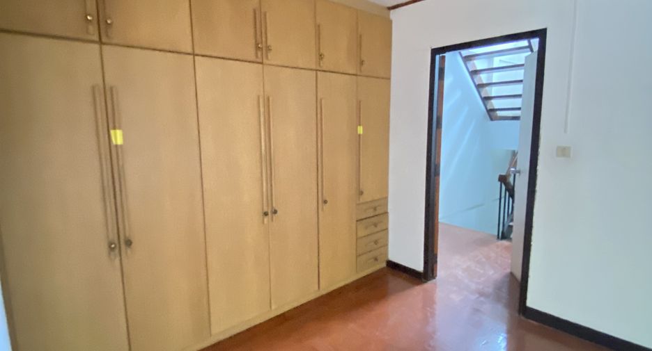 For sale and for rent 3 bedrooms retail Space in Watthana, Bangkok