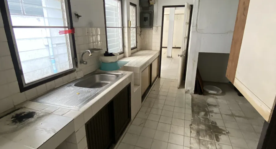 For sale and for rent 3 bedrooms retail Space in Watthana, Bangkok