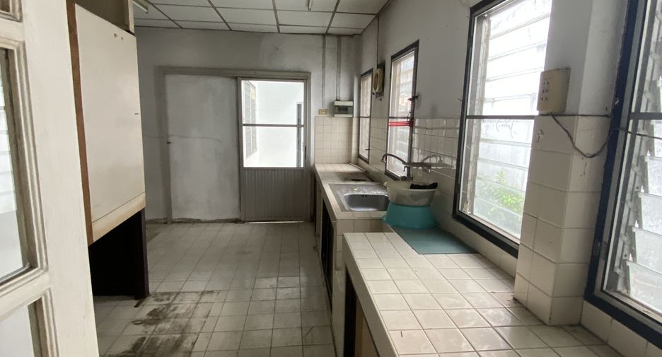 For sale and for rent 3 bedrooms retail Space in Watthana, Bangkok