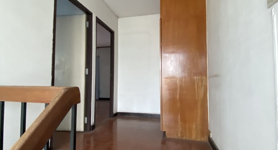 For sale and for rent 3 bedrooms retail Space in Watthana, Bangkok