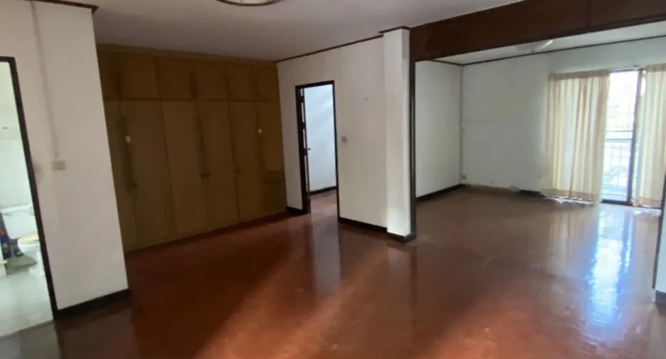 For sale and for rent 3 bedrooms retail Space in Watthana, Bangkok