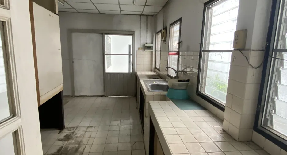 For sale and for rent 3 bedrooms retail Space in Watthana, Bangkok