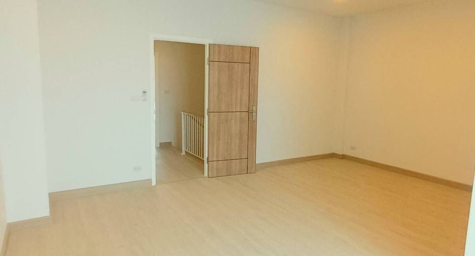 For sale 3 bedrooms retail Space in Phasi Charoen, Bangkok