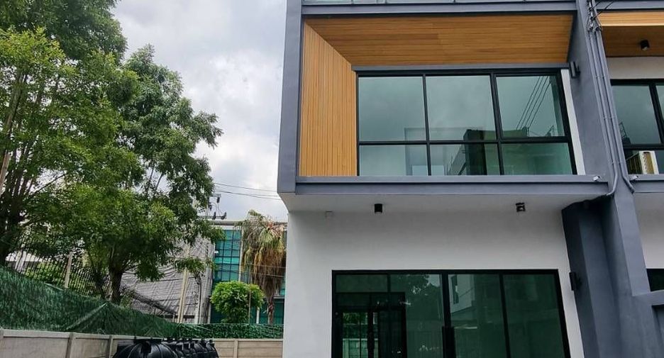 Gewerbefläche zum Kauf mit 3 Zimmer in Phasi Charoen, Bangkok