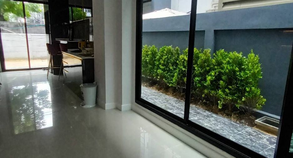 À vendre 3 chambres local commercial à Phasi Charoen, Bangkok