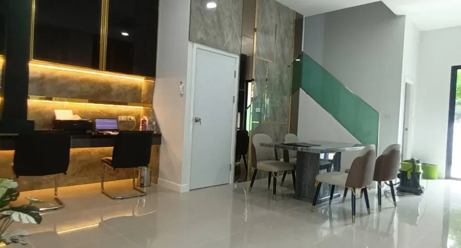 Gewerbefläche zum Kauf mit 3 Zimmer in Phasi Charoen, Bangkok